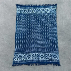 Handgjord indigoblå pläd med mönster 170x120 cm Seedha Arrows - produktbild 2