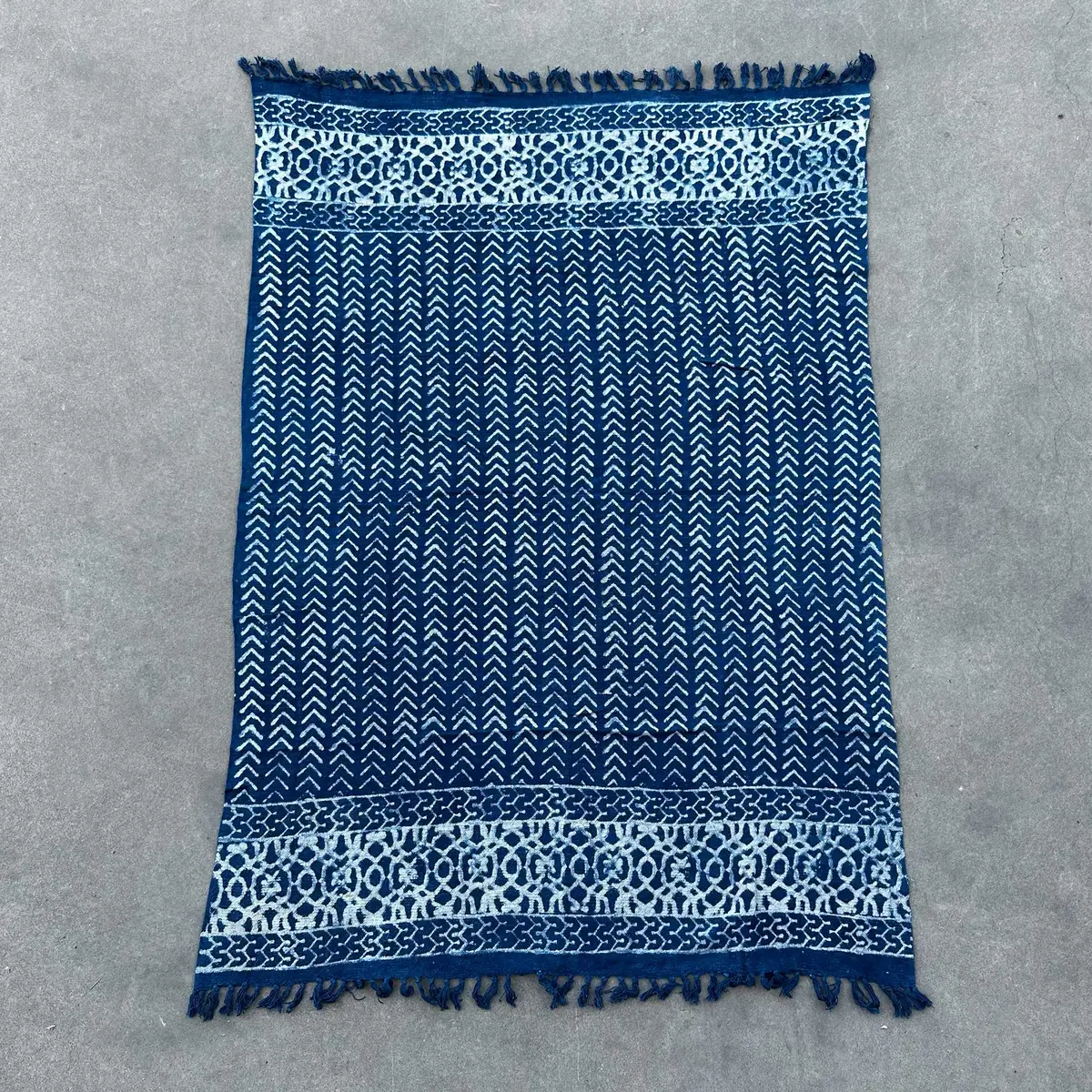 Handgjord indigoblå pläd med mönster 170x120 cm Seedha Arrows - produktbild 2