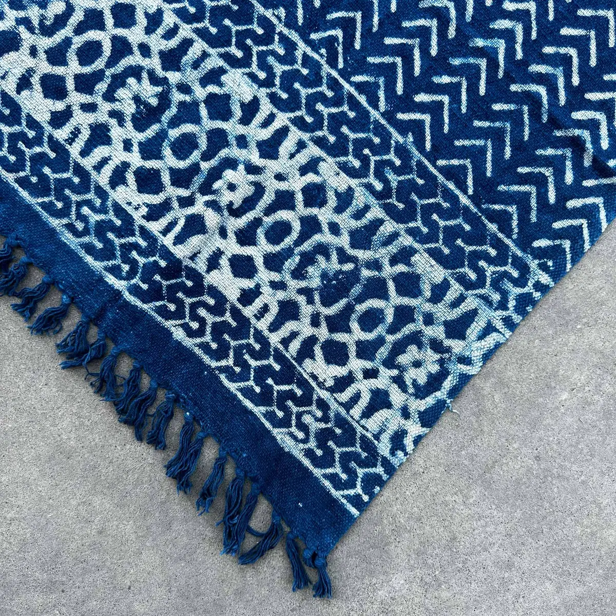 Handgjord indigoblå pläd med mönster 170x120 cm Seedha Arrows - produktbild 3