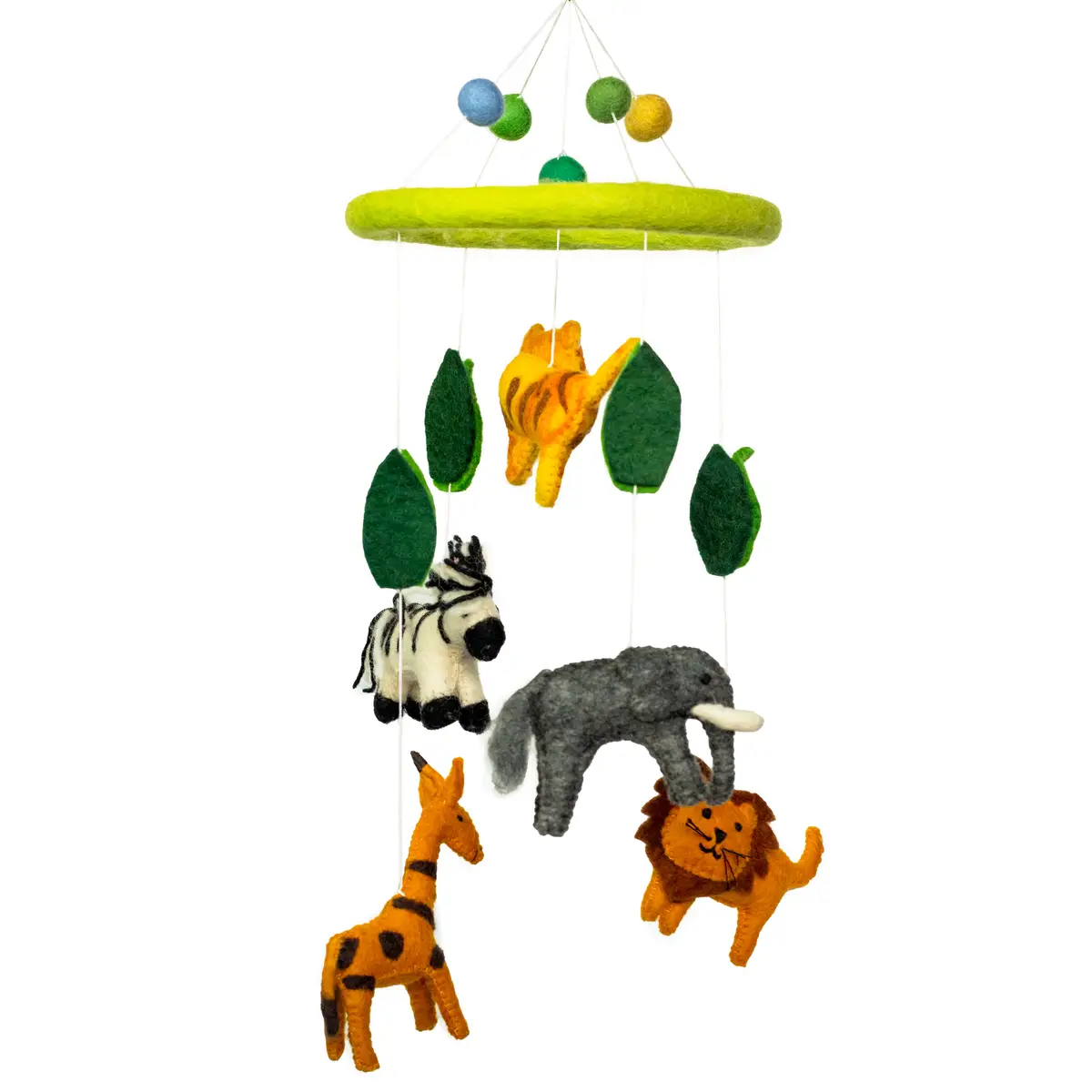 Handgjord mobil i filt med safaridjur som giraff, elefant, lejon och zebra