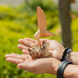 Handgjord parasitträskulptur av kolibri som dricker nektar - produktbild 3