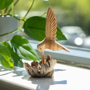 Handgjord parasitträskulptur av kolibri som dricker nektar - produktbild 4