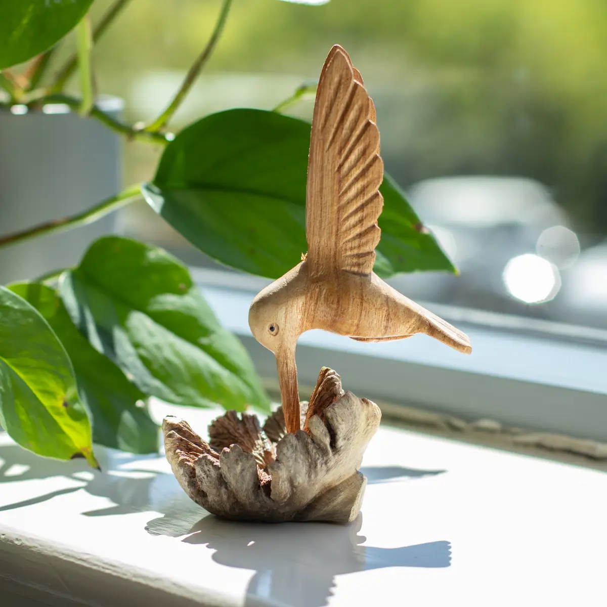 Handgjord parasitträskulptur av kolibri som dricker nektar - produktbild 4