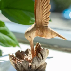 Handgjord parasitträskulptur av kolibri som dricker nektar - produktbild 5