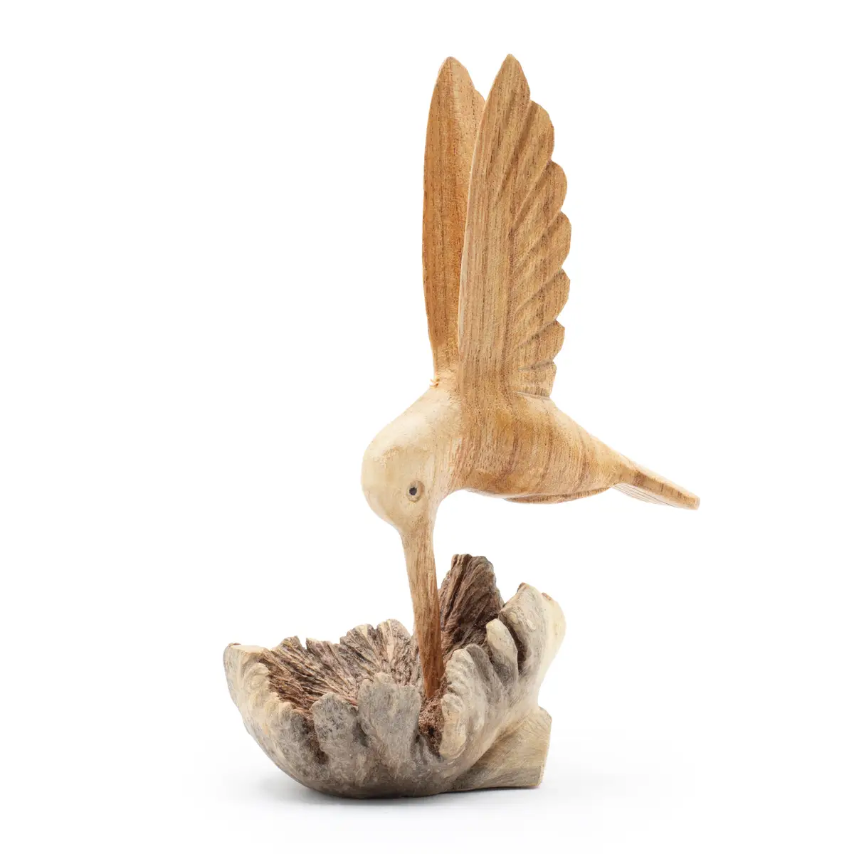 Handgjord träskulptur av kolibri som dricker nektar från en parasitträbas