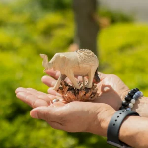 Handgjord parasitträskulptur elefant i rörelse - produktbild 4