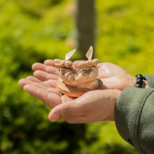 Handgjord parasitträskulptur med bin - produktbild 2