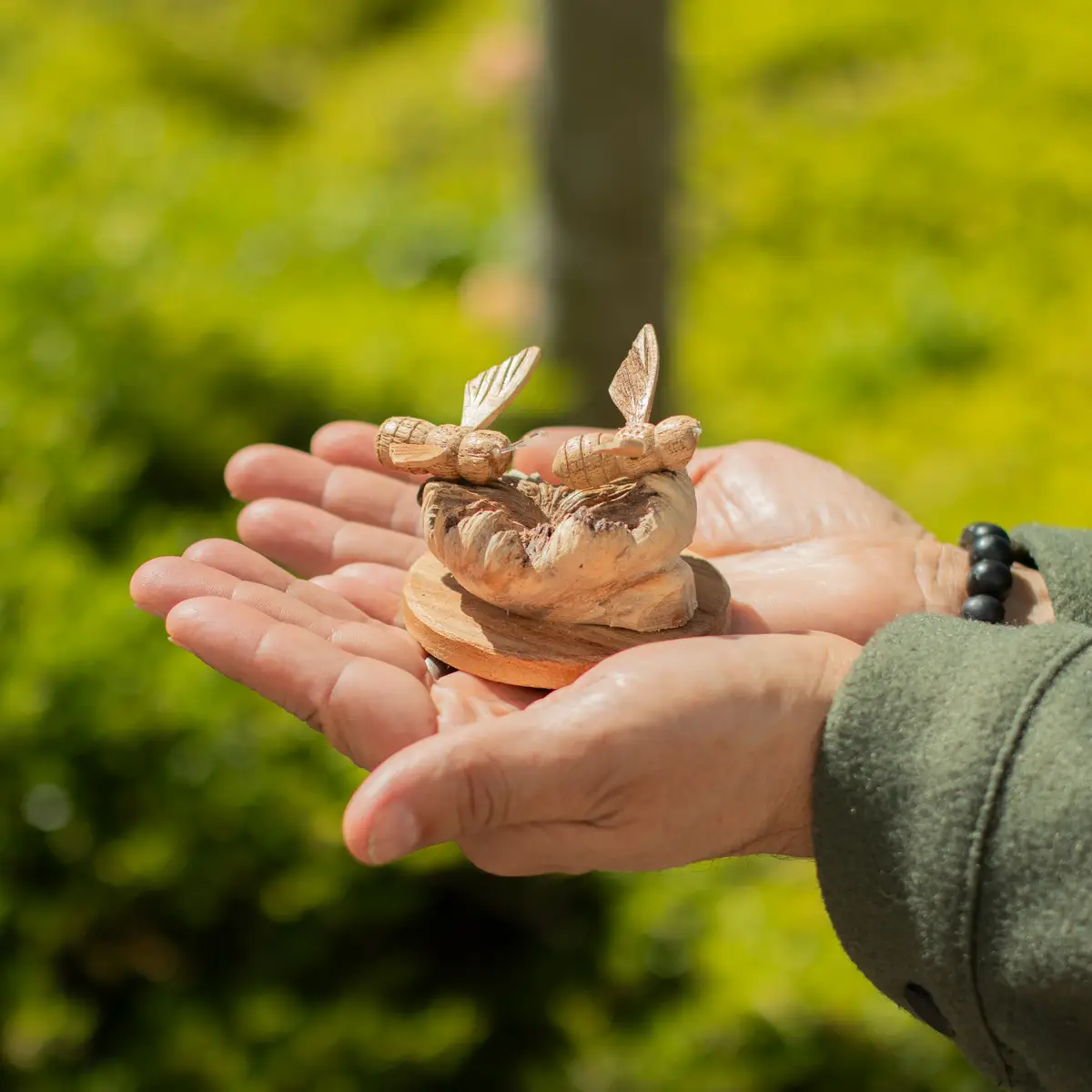Handgjord parasitträskulptur med bin - produktbild 2