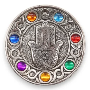 Rund aluminiumrökelsehållare med Hamsa-symbol och färgglada glasdetaljer som representerar sju chakran