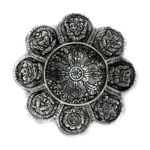 Handgjord rund rökelsehållare i polerad aluminium med tibetanska symboler i blomform