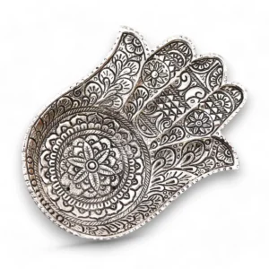 Handgjord rökelsehållare i form av en Hamsa-hand med detaljerad dekor i polerat aluminium