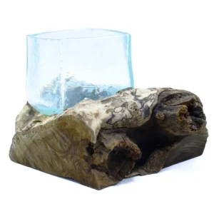 Handgjord glasvas med blåst smält glas på naturlig trärot