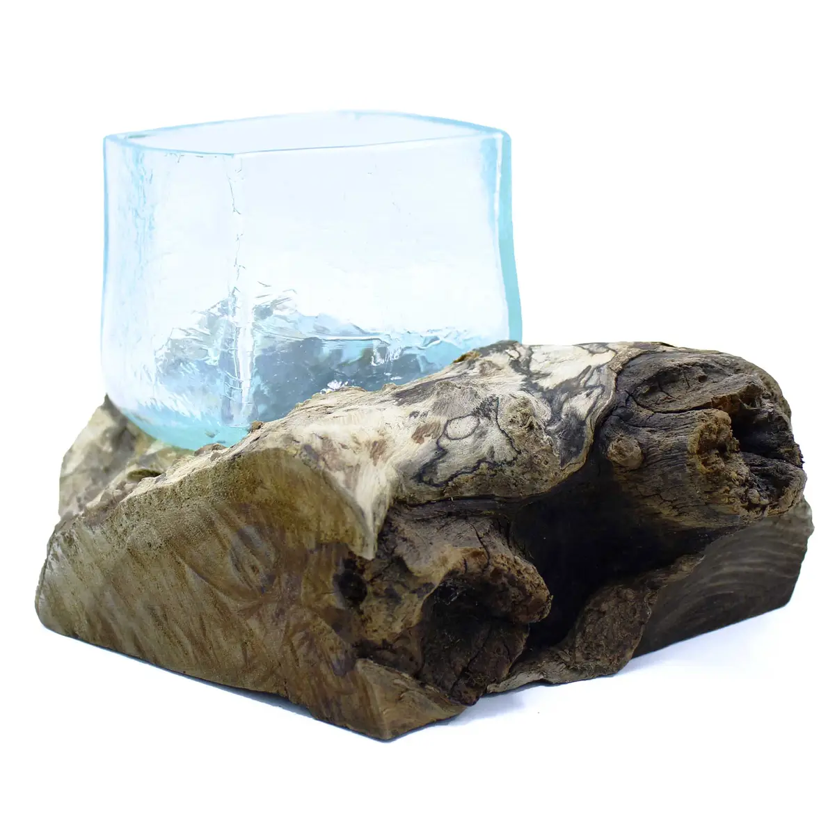 Handgjord glasvas med blåst smält glas på naturlig trärot