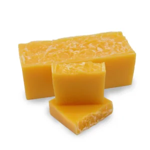 Handgjorda tvålbitar i orange nyans med textur på ytan