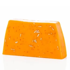 Orange handgjord tvålkaka med apelsindoft på vit bakgrund
