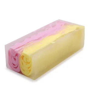 Handgjord tvålkaka med rosa och gul färg i rektangulär form