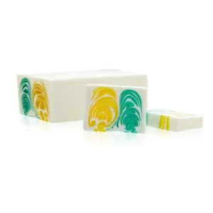 Handgjord tvålskiva med mönster i gult och grönt på vit botten