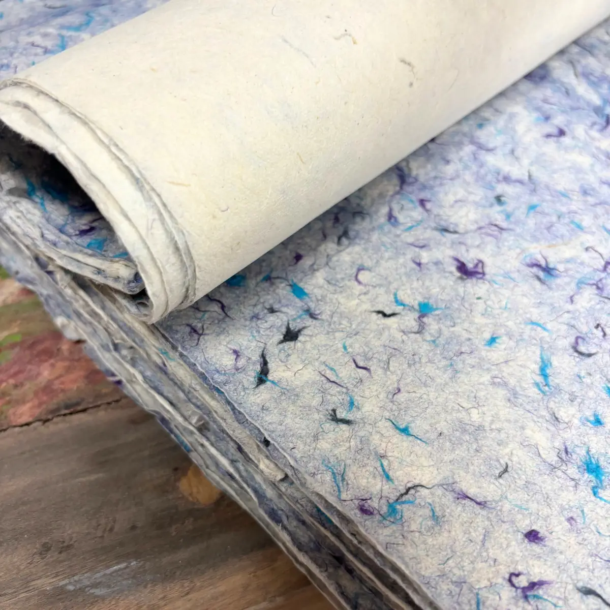 Handgjort Lokta-papper med blå bomullsfibrer 51x76 cm - produktbild 2