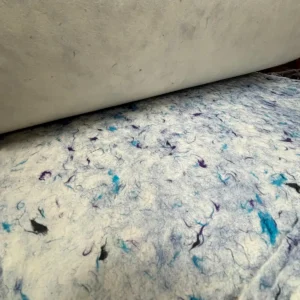 Handgjort Lokta-papper med blå bomullsfibrer 51x76 cm - produktbild 4