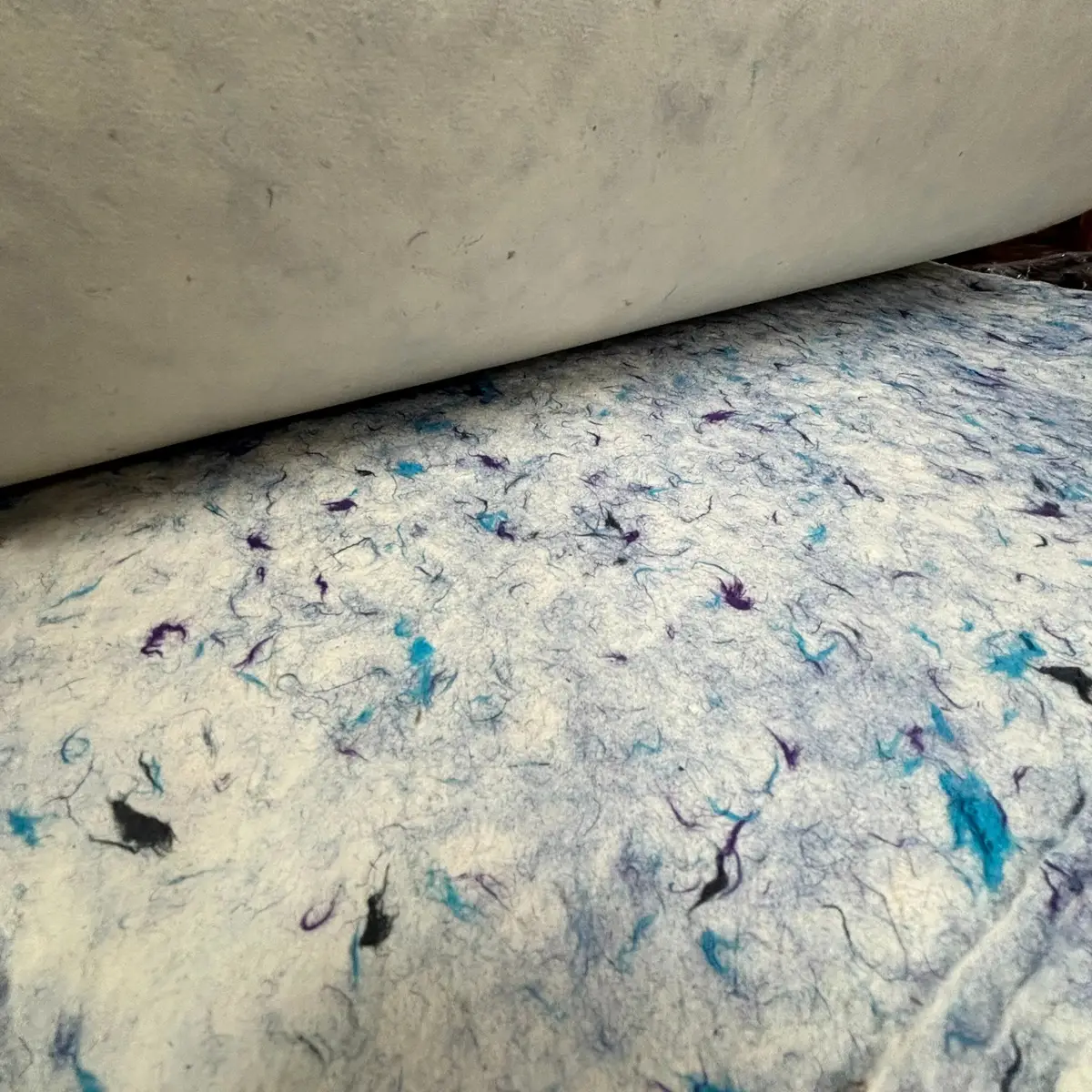 Handgjort Lokta-papper med blå bomullsfibrer 51x76 cm - produktbild 4