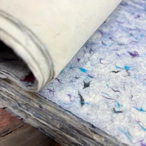 Handgjort Lokta-papper med blå bomullsfibrer 51x76 cm - produktbild 5
