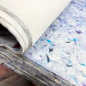 Handgjort Lokta-papper med blå bomullsfibrer 51x76 cm - produktbild 8