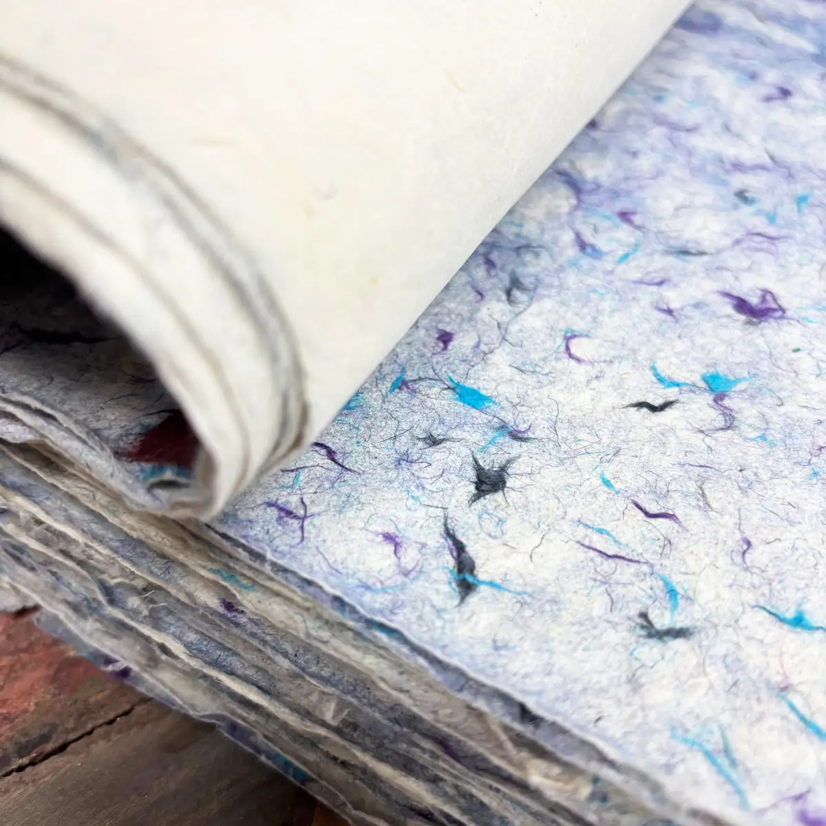 Handgjort Lokta-papper med blå bomullsfibrer 51x76 cm - produktbild 8