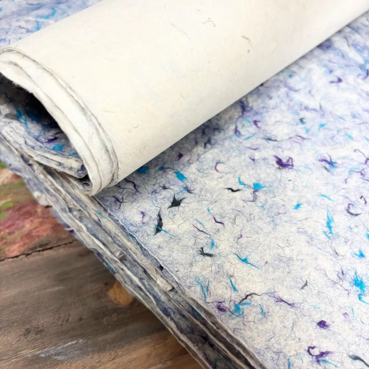 Handgjort Lokta-papper med blå bomullsfibrer 51x76 cm - produktbild 9