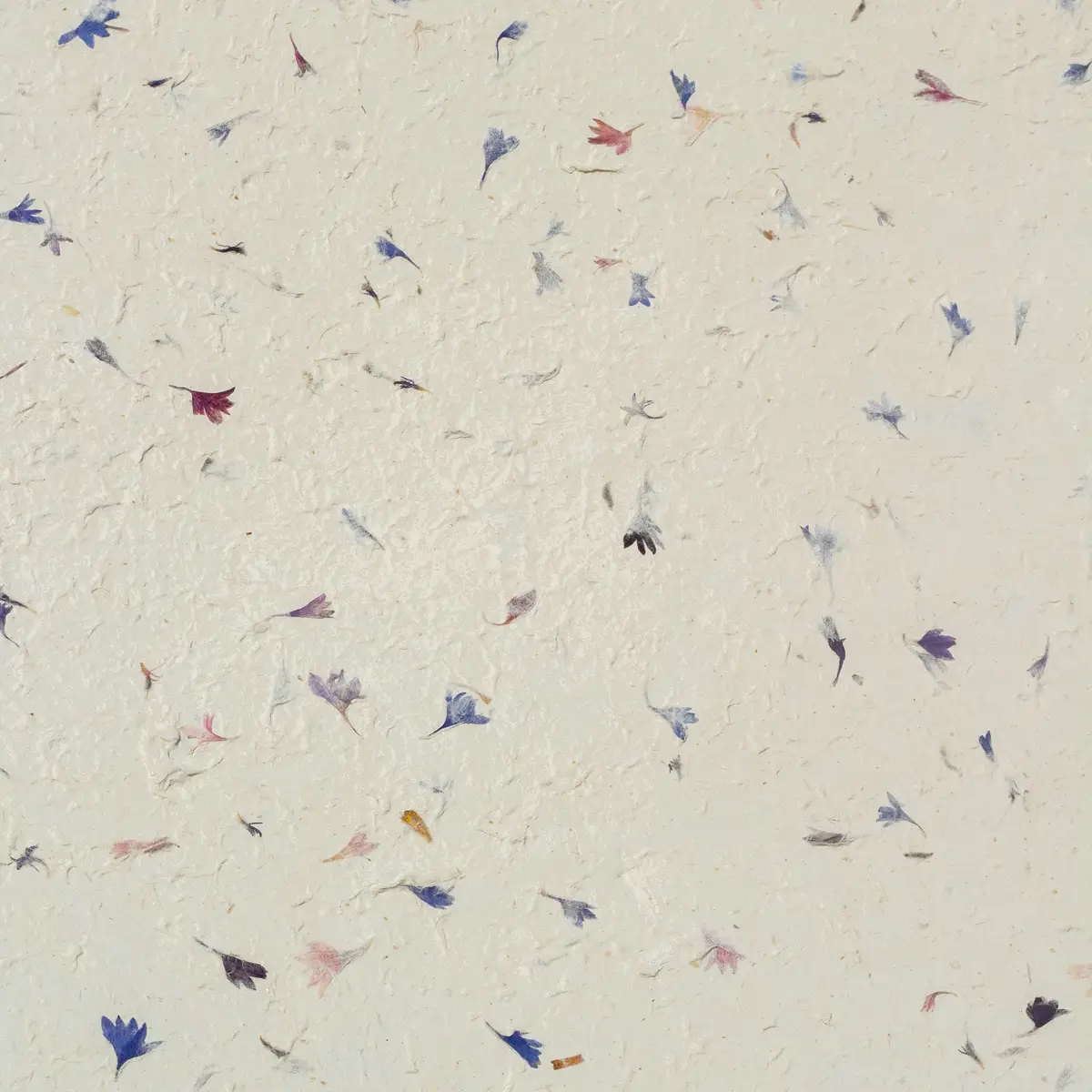 Handgjort Lokta-papper med blåklintspetal i krämfärgad bas