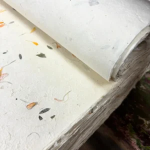 Handgjort Lokta-papper med blandade blommor och bomull 51x76 cm - produktbild 3