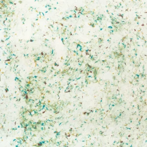 Närbild av handgjort Lokta-papper med gröna och gula bomullsfibrer i vit bas