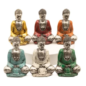 Sex handmålade Buddha-statyer i resin i olika färger på vit bakgrund