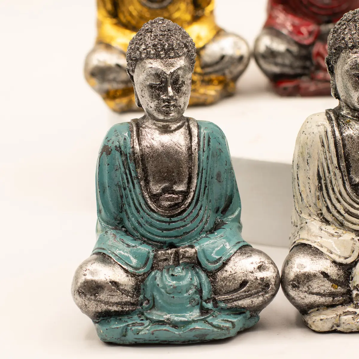 Handmålad Buddha-staty i resin i olika färger - produktbild 3