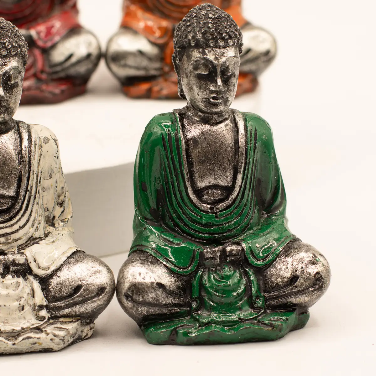 Handmålad Buddha-staty i resin i olika färger - produktbild 4
