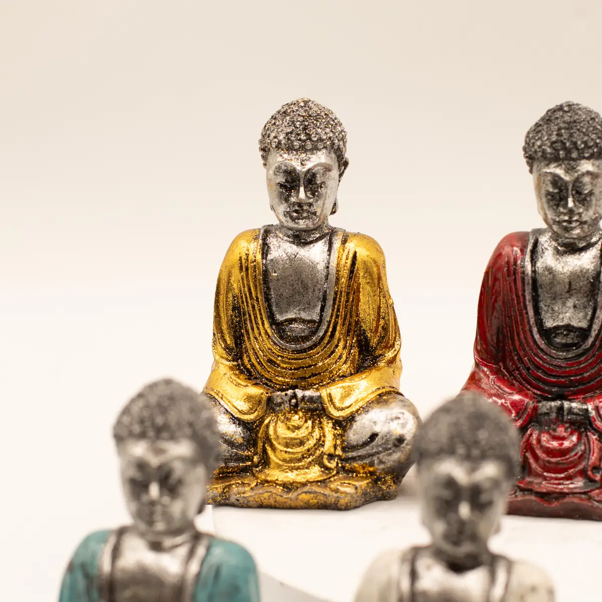 Handmålad Buddha-staty i resin i olika färger - produktbild 5