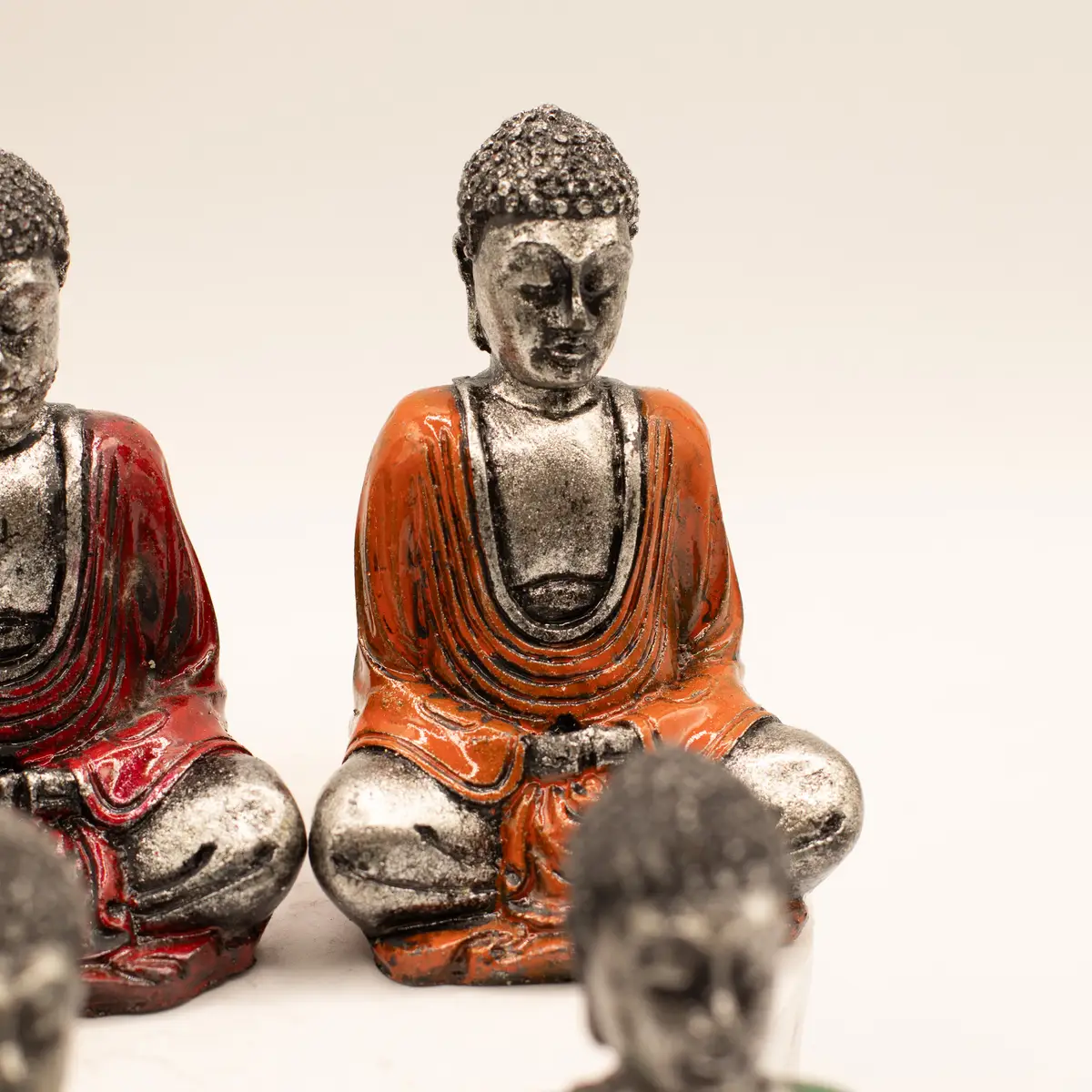 Handmålad Buddha-staty i resin i olika färger - produktbild 6