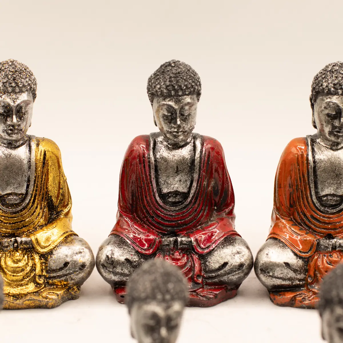 Handmålad Buddha-staty i resin i olika färger - produktbild 7
