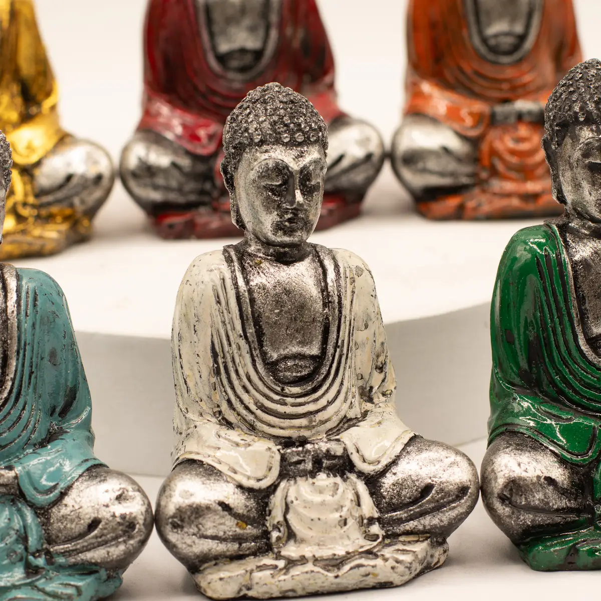 Handmålad Buddha-staty i resin i olika färger - produktbild 8