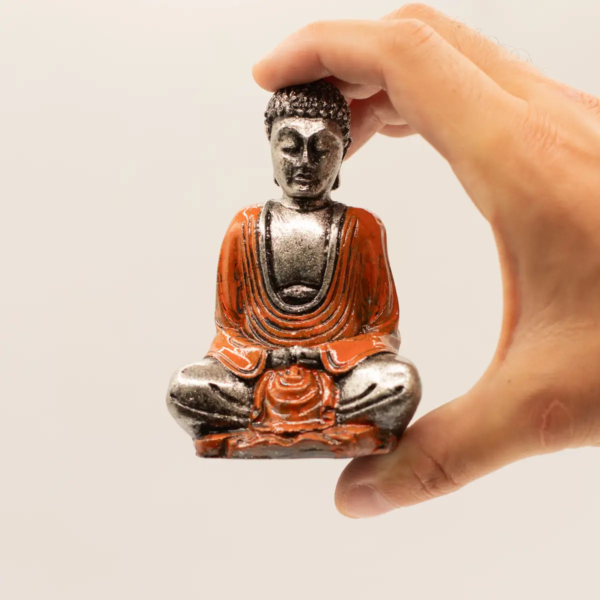 Handmålad Buddha-staty i resin i olika färger - produktbild 9