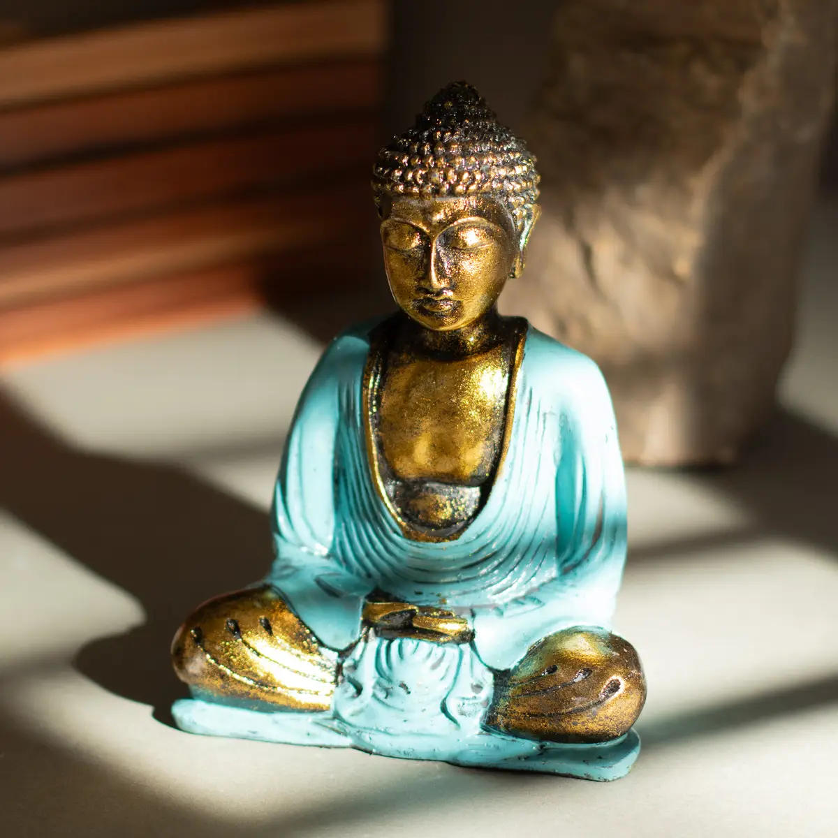 Handmålad Buddha-staty i resin i turkos och guld, medium - produktbild 3