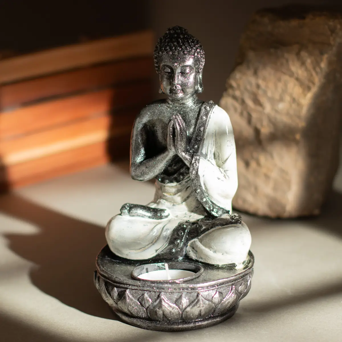 Handmålad Buddha-staty i resin med ljushållare, vit, medelstor - produktbild 5