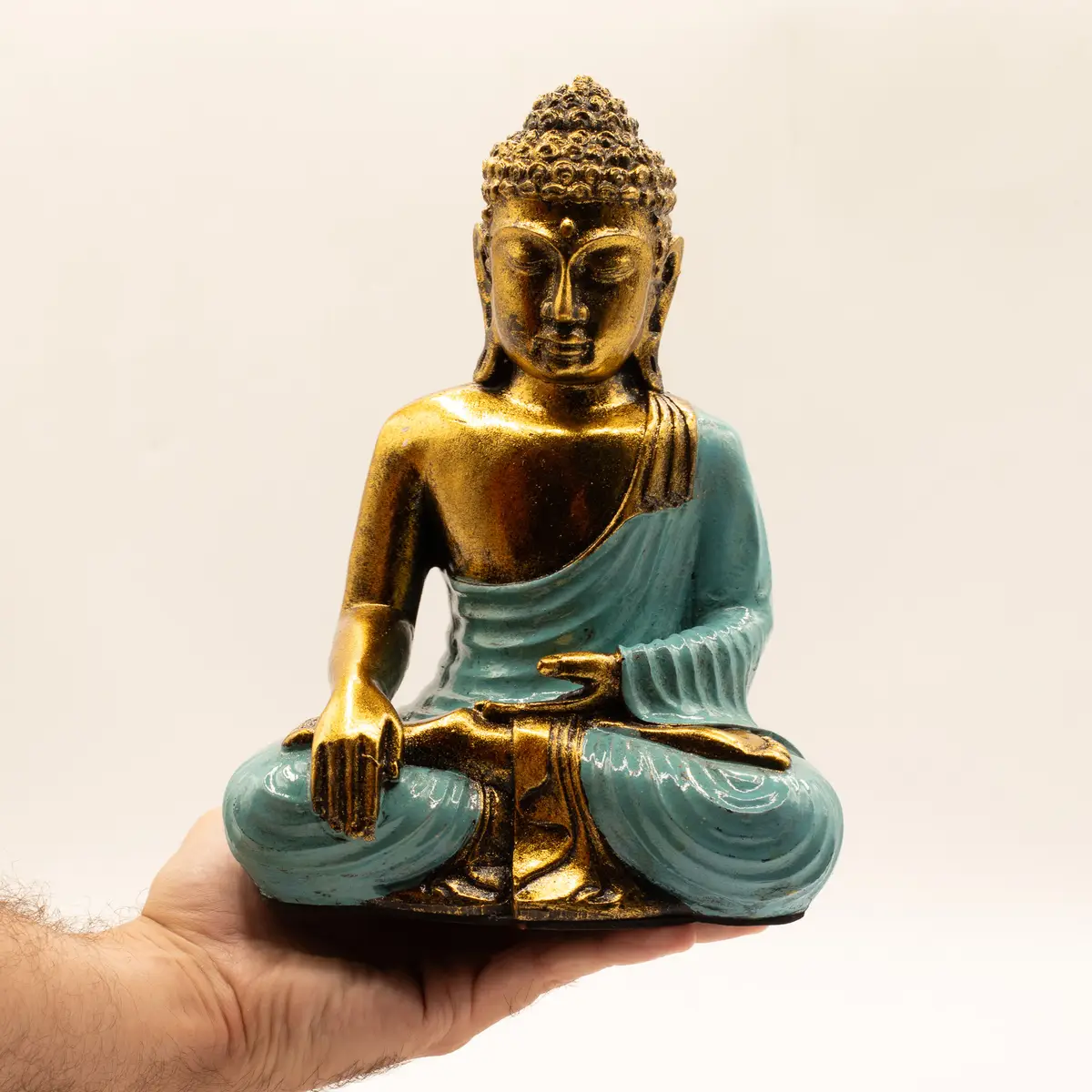 Handmålad Buddha-staty i resin, stor turkos och guld - produktbild 3