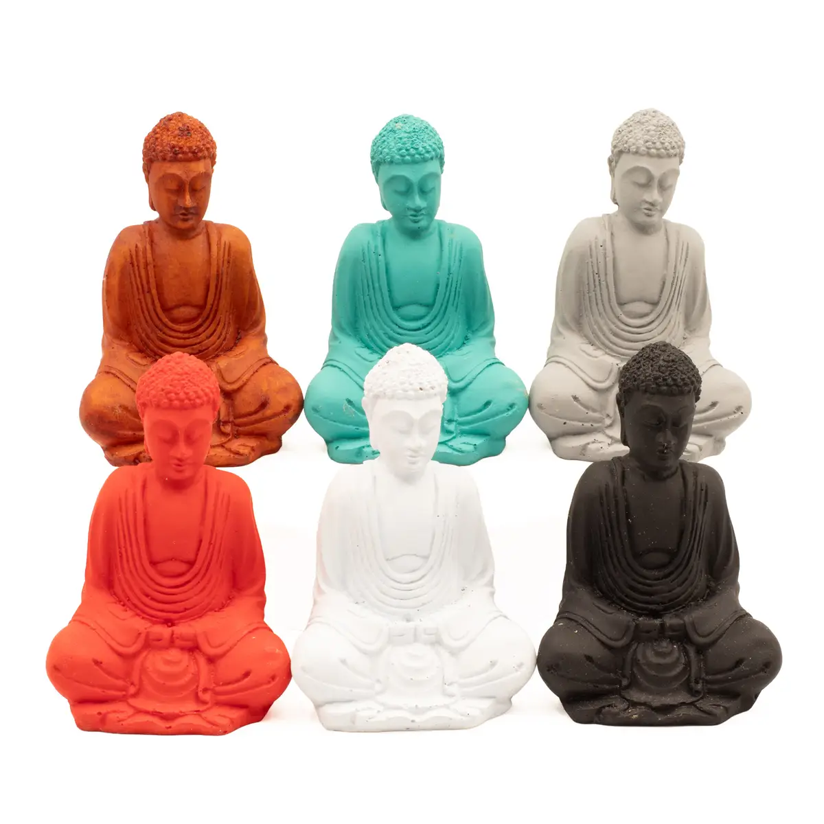 Flera handmålade små Buddha-statyer i resin i olika färger sittande i meditationsställning