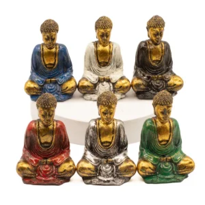 Sex små handmålade Buddha-statyer i resin i olika färger på vit bakgrund