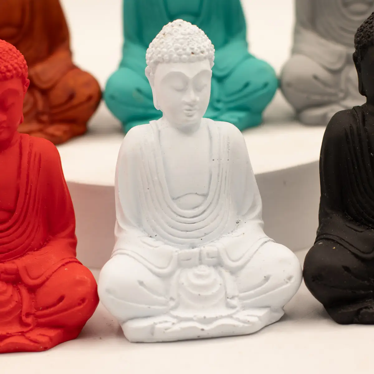 Handmålad liten Buddha-staty i resin i olika färger - produktbild 2
