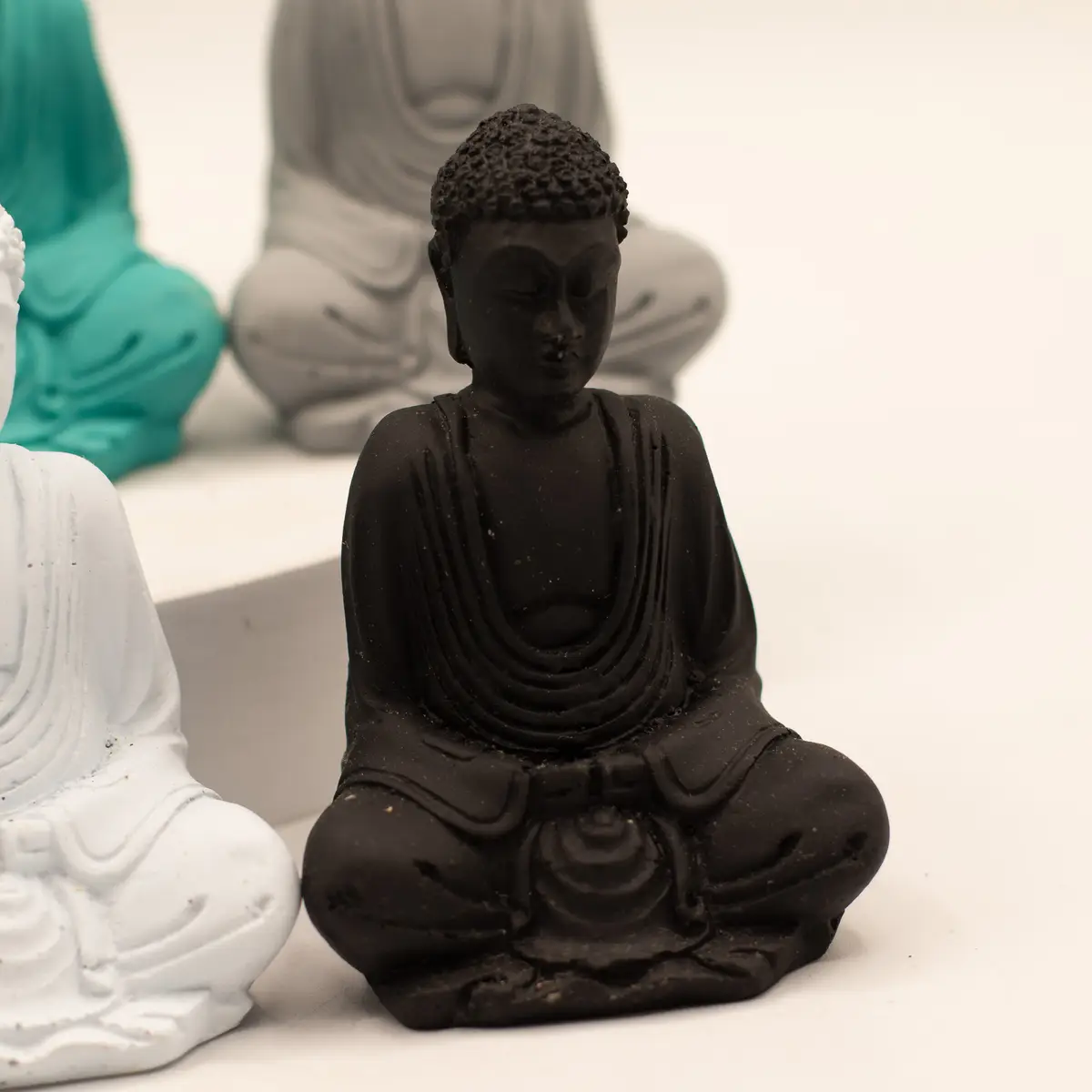 Handmålad liten Buddha-staty i resin i olika färger - produktbild 3