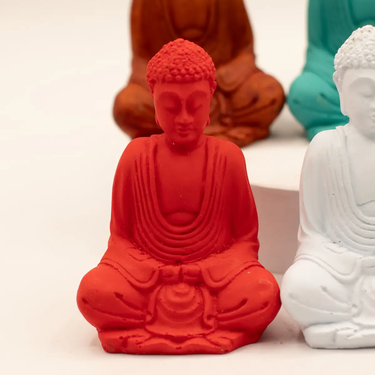 Handmålad liten Buddha-staty i resin i olika färger - produktbild 5