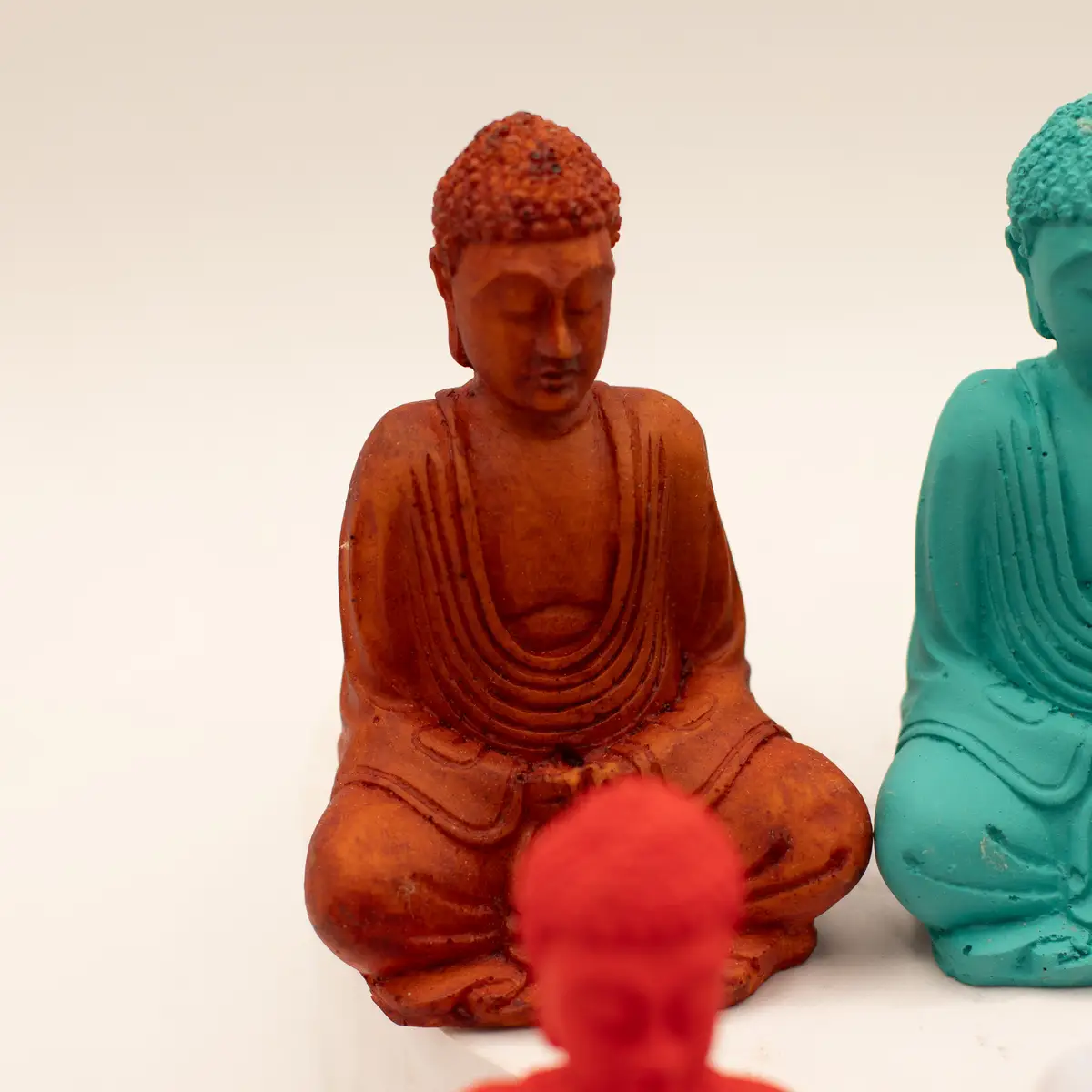 Handmålad liten Buddha-staty i resin i olika färger - produktbild 8