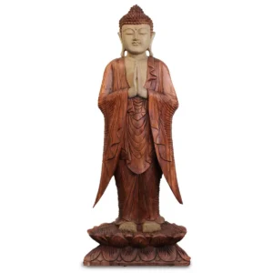 Handskuren Buddha-staty i trä med detaljerad dräkt och blomsterformad fot