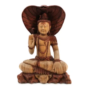 Handskuren Buddha-staty i trä föreställande Shiva med kobra, sittande i meditationsställning
